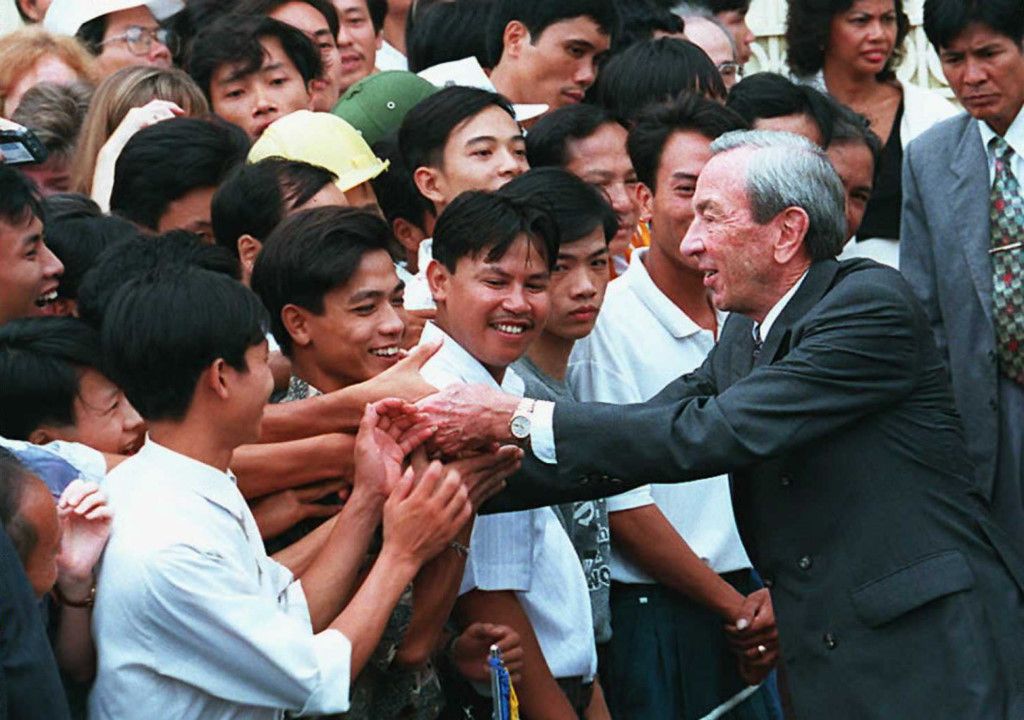 Một tháng sau đó, Ngoại trưởng Mỹ Warren Christopher sang Việt Nam, ông nhận được sự chào đón nồng nhiệt của người dân bên ngoài tòa nhà Đại sứ quán Mỹ tại Hà Nội. Đại sứ quán khi đó vừa được nâng cấp lên từ Văn phòng liên lạc sau khi 2 nước bình thường hóa quan hệ. Ảnh: AFP.
