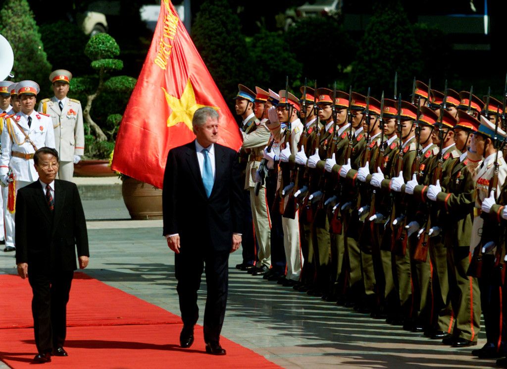 Từ ngày 16 đến 19/11/2000, Tổng thống Bill Clinton thăm chính thức Việt Nam. Cuối năm 2001, Hiệp định thương mại song phương Việt - Mỹ có hiệu lực. Trong 15 năm, kim ngạch thương mại giữa hai nước tăng trưởng từ 1,5 tỷ USD năm 2001 lên 52 tỷ USD năm 2016. Ảnh: Reuters.
