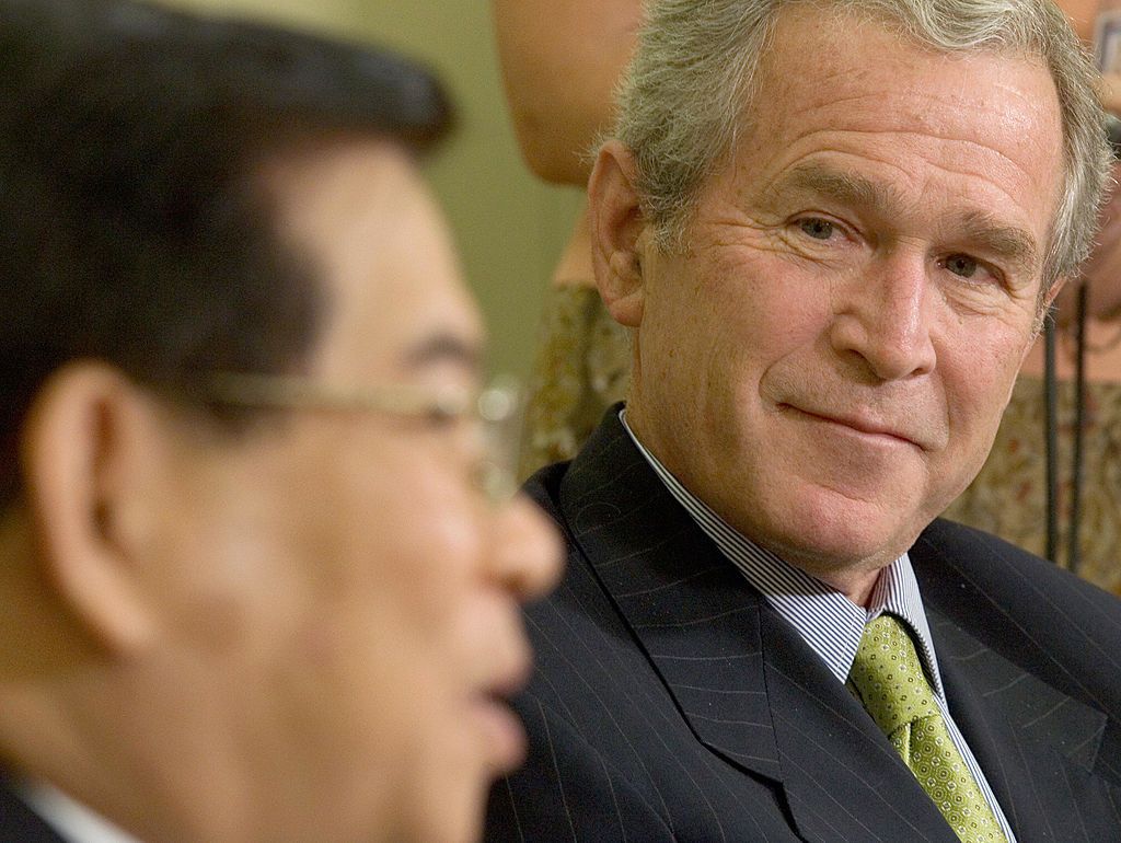 Cùng thời gian đó, vào ngày 29/12/2006, Tổng thống Mỹ George W. Bush ký thông qua Quan hệ Thương mại Bình thường Vĩnh viễn với Việt Nam. Trong giai đoạn từ năm 2011 - 2015, Mỹ trở thành thị trường xuất khẩu lớn nhất của Việt Nam. Trong ảnh, ông Bush đón tiếp Chủ tịch nước Nguyễn Minh Triết tại Phòng Bầu dục ở Nhà Trắng ngày 22/7/2007. Ảnh: AFP.