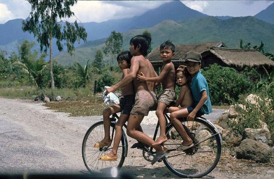 5 đứa trẻ đi xe đạp về phía Nam Huế