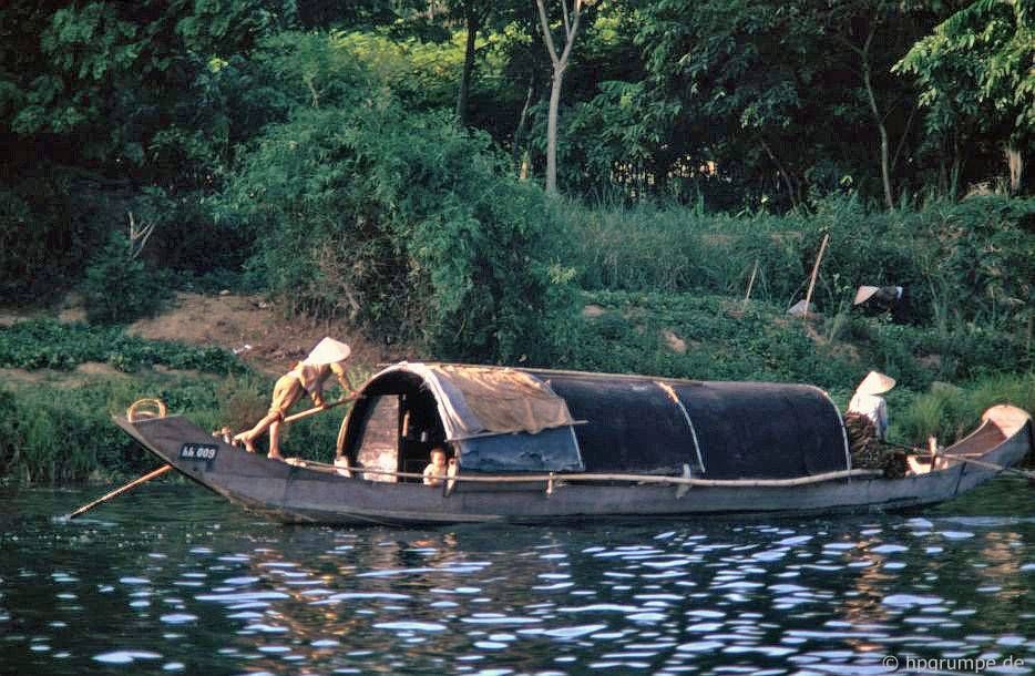 Huế: Thuyền trên sông Hương