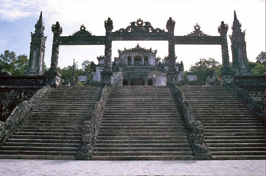 Huế: Cầu thang lên ngôi mộ Khải Định