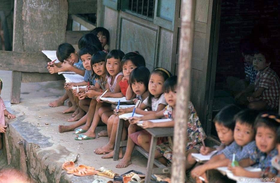 Trường học trong làng Bản Việt