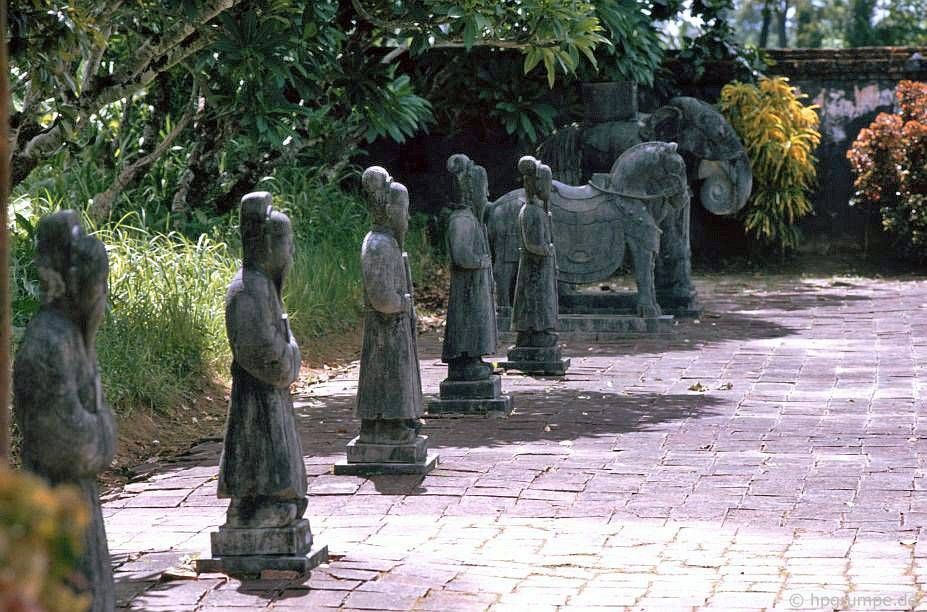 Huế: mộ Minh Mạng - nhóm các nhân vật