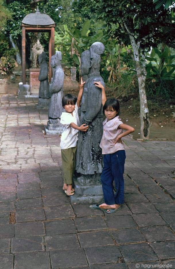 Huế: mộ Minh Mạng - con số với trẻ em