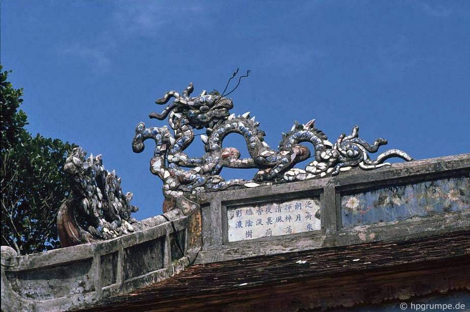 Huế: mộ Minh Mạng - chi tiết mái nhà